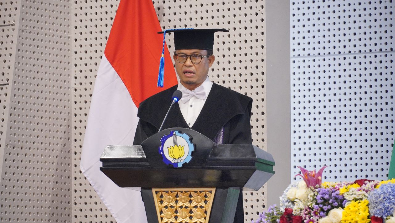 Prof Suntoyo ST MEng PhD dari Departemen Teknik Kelautan saat memaparkan orasi ilmiahnya pada Upacara Pengukuhan Profesor ITS pada 12 Oktober 2022