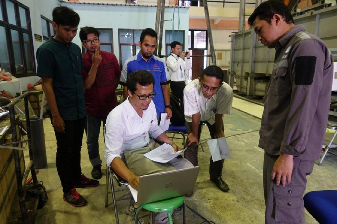 Prof Suntoyo ST MEng PhD (baju putih sedang duduk) saat melakukan observasi dan penelitian di bidang hidrodinamika dan transportasi sedimen