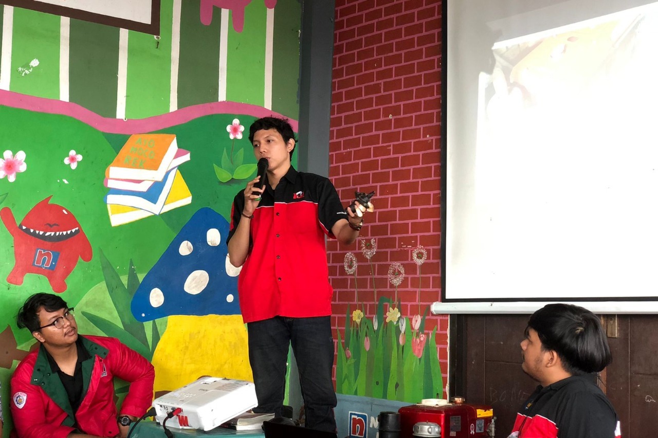 Penyampaian materi terkait perawatan dan perbaikan mesin kapal oleh perwakilan Lembaga Bengkel Mahasiswa Mesin (LBMM) ITS kepada nelayan Desa Cumpat, Surabaya