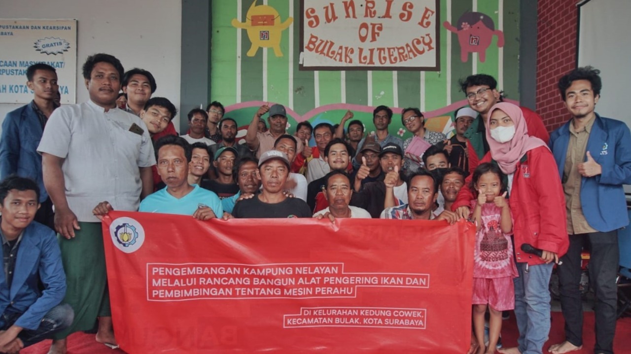 Tim KKN ITS bersama para nelayan di Desa Cumpat, Kedung Cowek, Surabaya