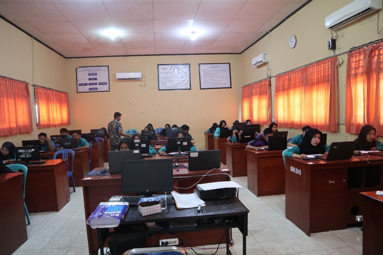 Pemantauan suasana Try Out ITS yang dilaksanakan di Laboratorium Komputer SMKN 1 Lopok, Kabupaten Sumbawa