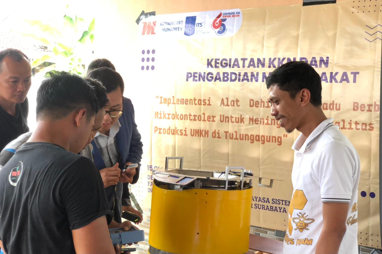 Antusiasme para peternak lebah madu di Tuluangagung saat mencoba menggunakan langsung alat pengurang kadar air pada madu rancangan tim KKN Abmas ITS