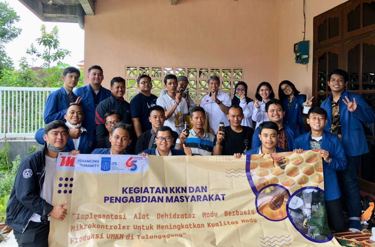 Tim KKN Abmas dari Departemen Teknik Mesin ITS bersama para peternak lebah madu di Desa Kauman, Kauman, Tulungagung