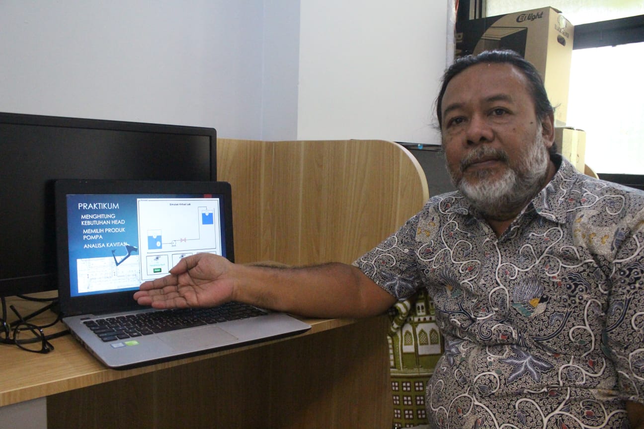 Dosen Departemen Teknik Mesin ITS Nur Ikhwan ST MEng menunjukkan perangkat lunak untuk simulasi pemilihan pompa (pump sizing) yang dirancangnya