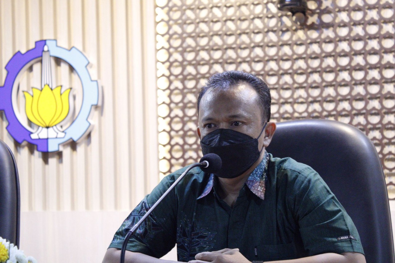 Ketua Komisi Informasi Publik Provinsi Jawa Timur Imadoeddin SSos Msi saat memaparkan materi mengenai standar pelayanan publik