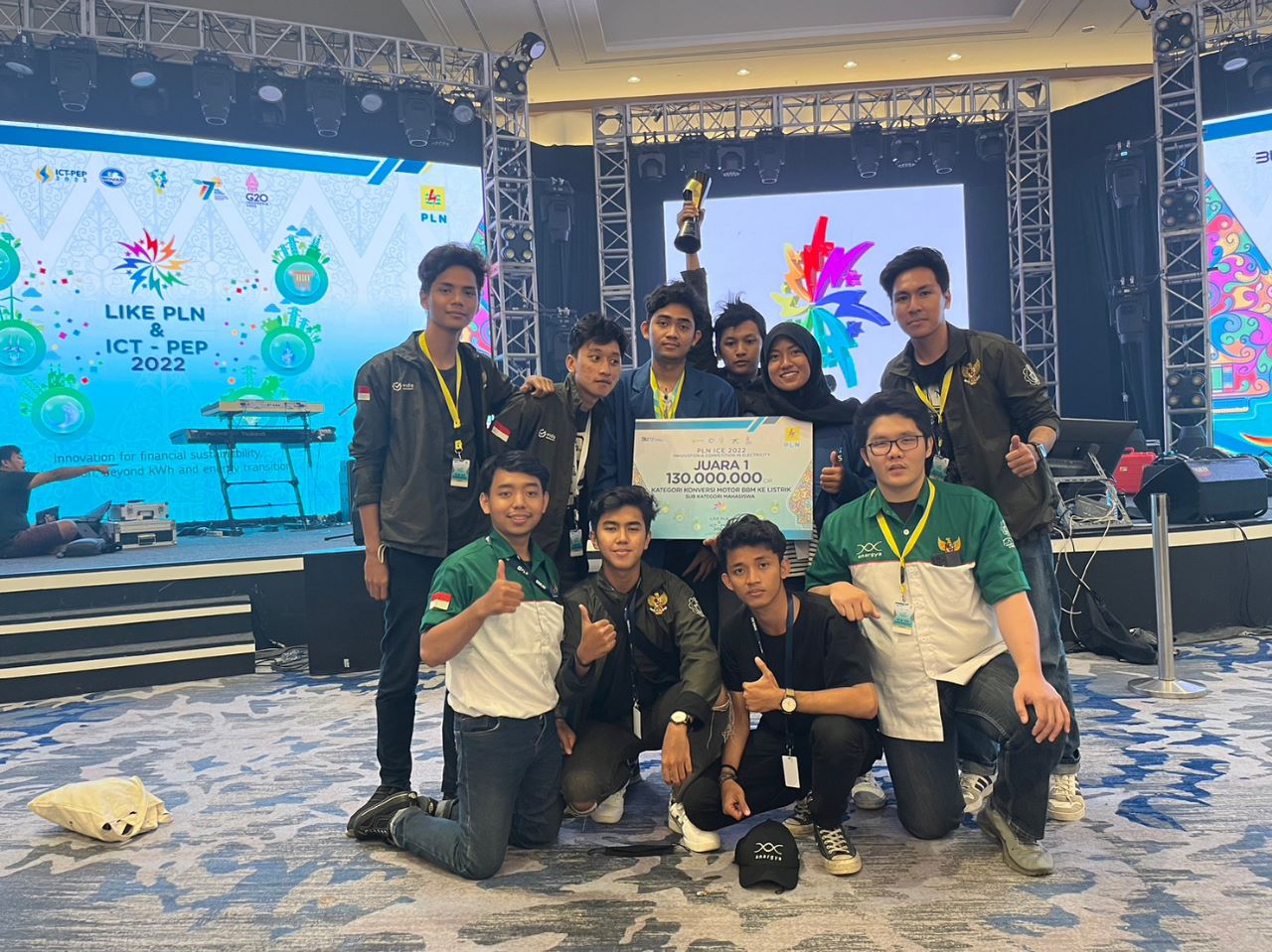 Tim Anargya ITS usai dinobatkan sebagai juara I dalam ajang PLN Innovation & Competition in Electricity (ICE) 2022 yang diselenggarakan di Jiexpo Kemayoran, Jakarta