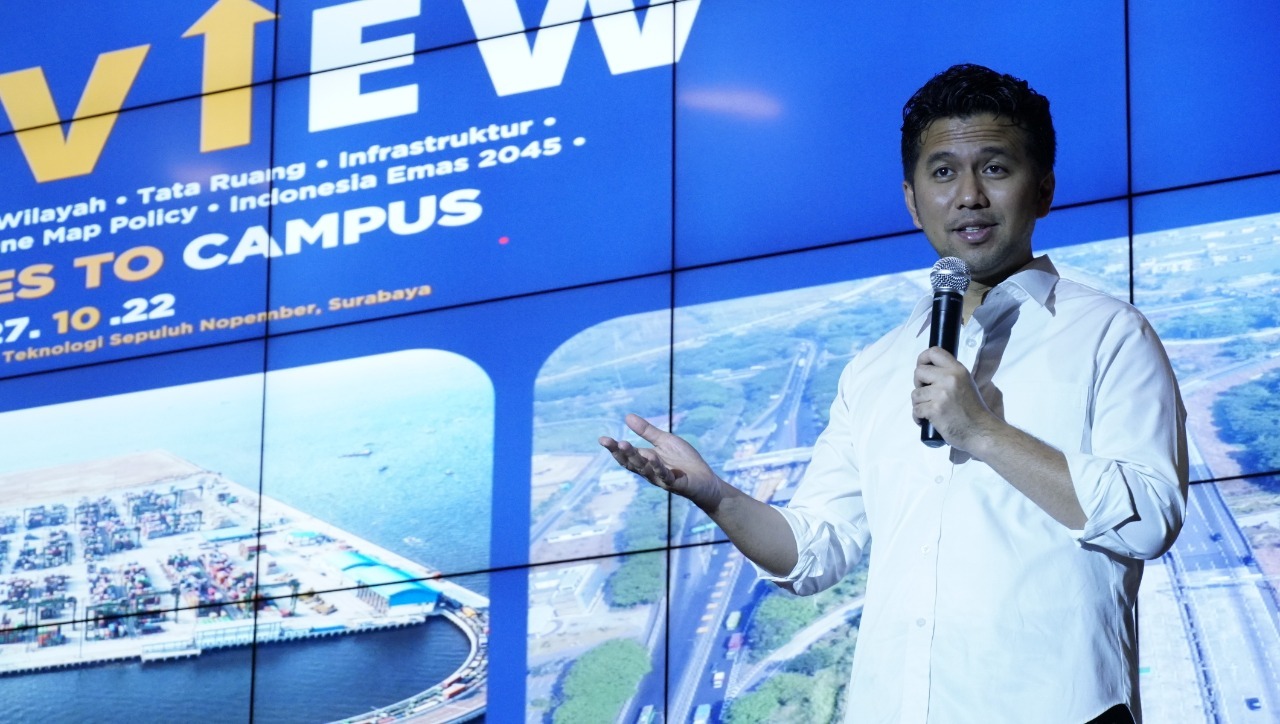 Wakil Gubernur Jawa Timur Dr H Emil Elestianto Dardak BBus MSc saat memberikan materi pada acara Ekon Goes to Campus di Gedung Research Center ITS