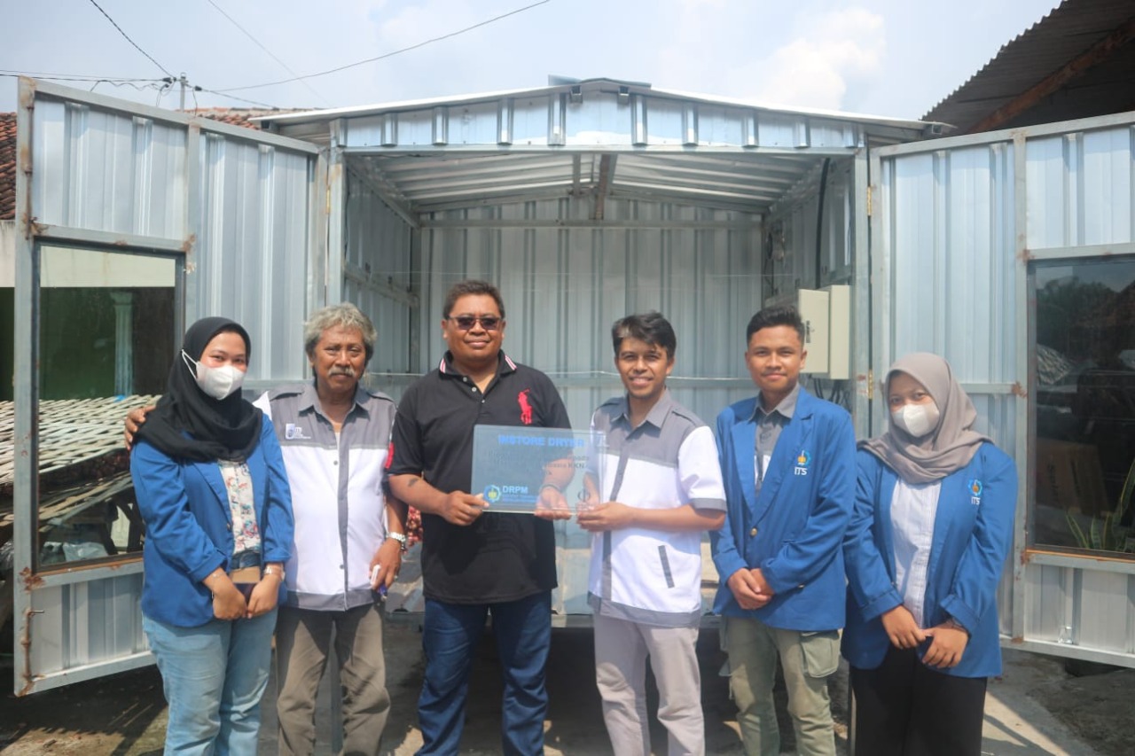 Submission of a plaque as a sign of handing over the design of the instore drying prototype building to one of the shallot farmers, ITS Community Service Community Service partners in Kajang Hamlet, Nganjuk Regency