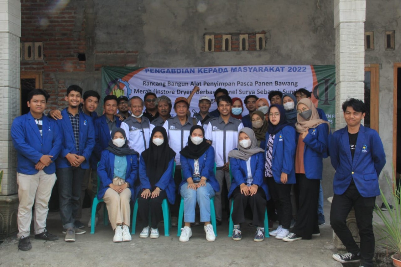 Tim KKN Abmas ITS bersama mitra usai melakukan kunjungan dan menyelesaikan pemasangan alat Instore Drying di Dusun Kajang, Kecamatan Sukomoro, Kabupaten Nganjuk