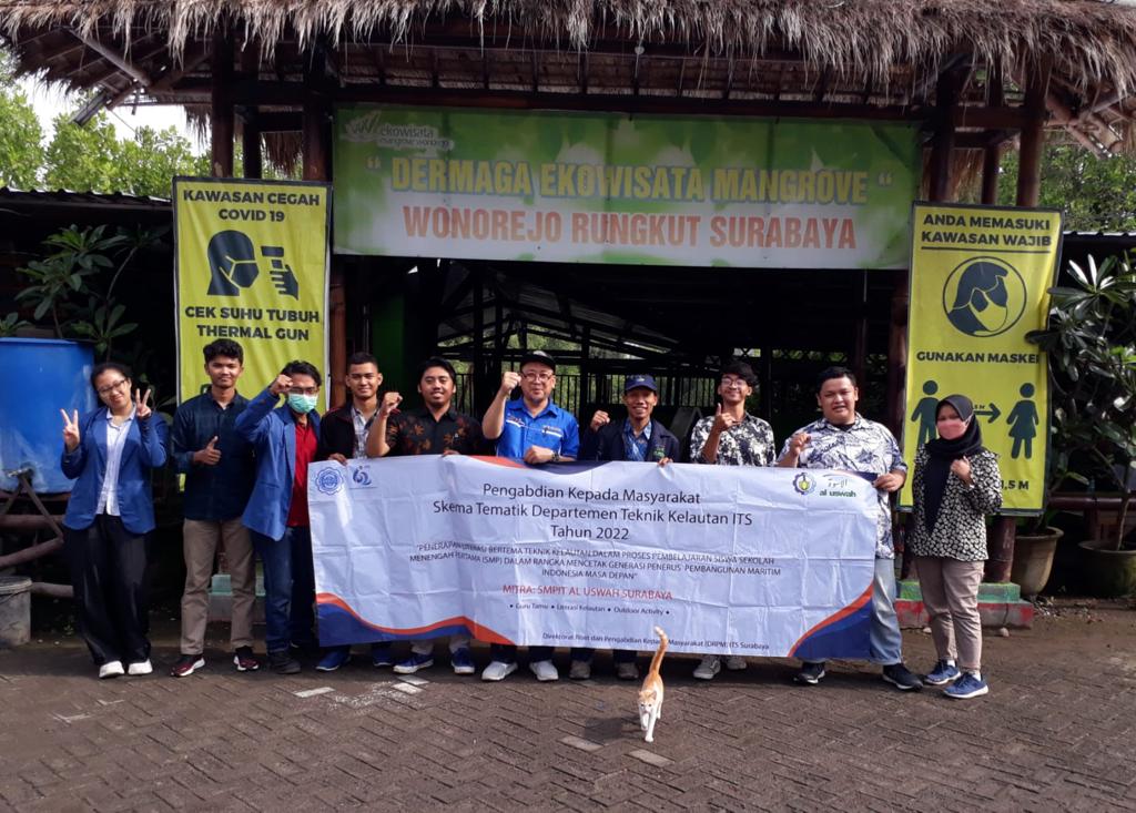 Tim abmas ITS bersama dengan Kepala Sekolah SMPIT Al Uswah (tengah, kemeja biru) saat