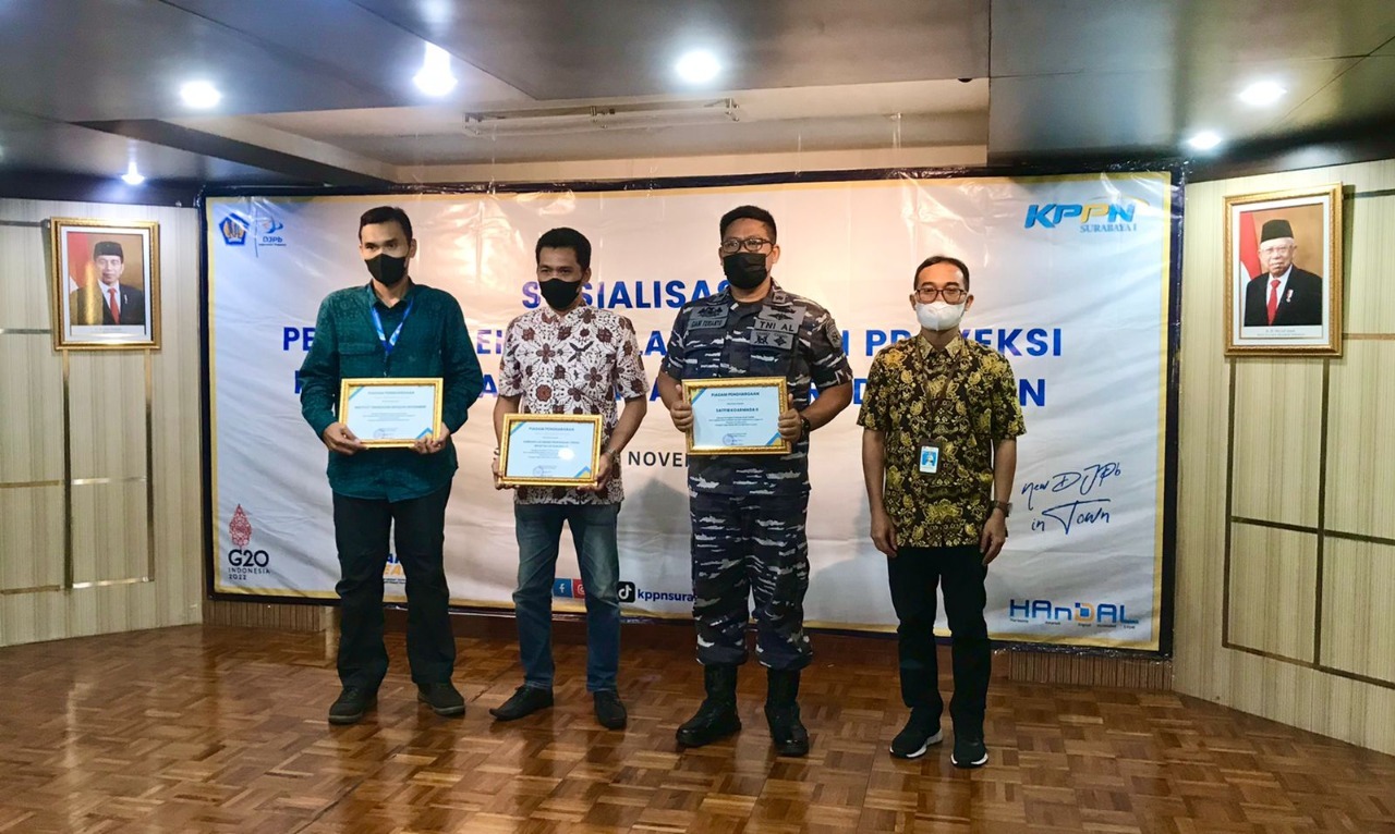 Kepala Bagian Perbendaharaan ITS Agung Budiono SH MKn (kiri) beserta para penerima penghargaan lainnya dan perwakilan dari KPPN Surabaya 1 (kanan)