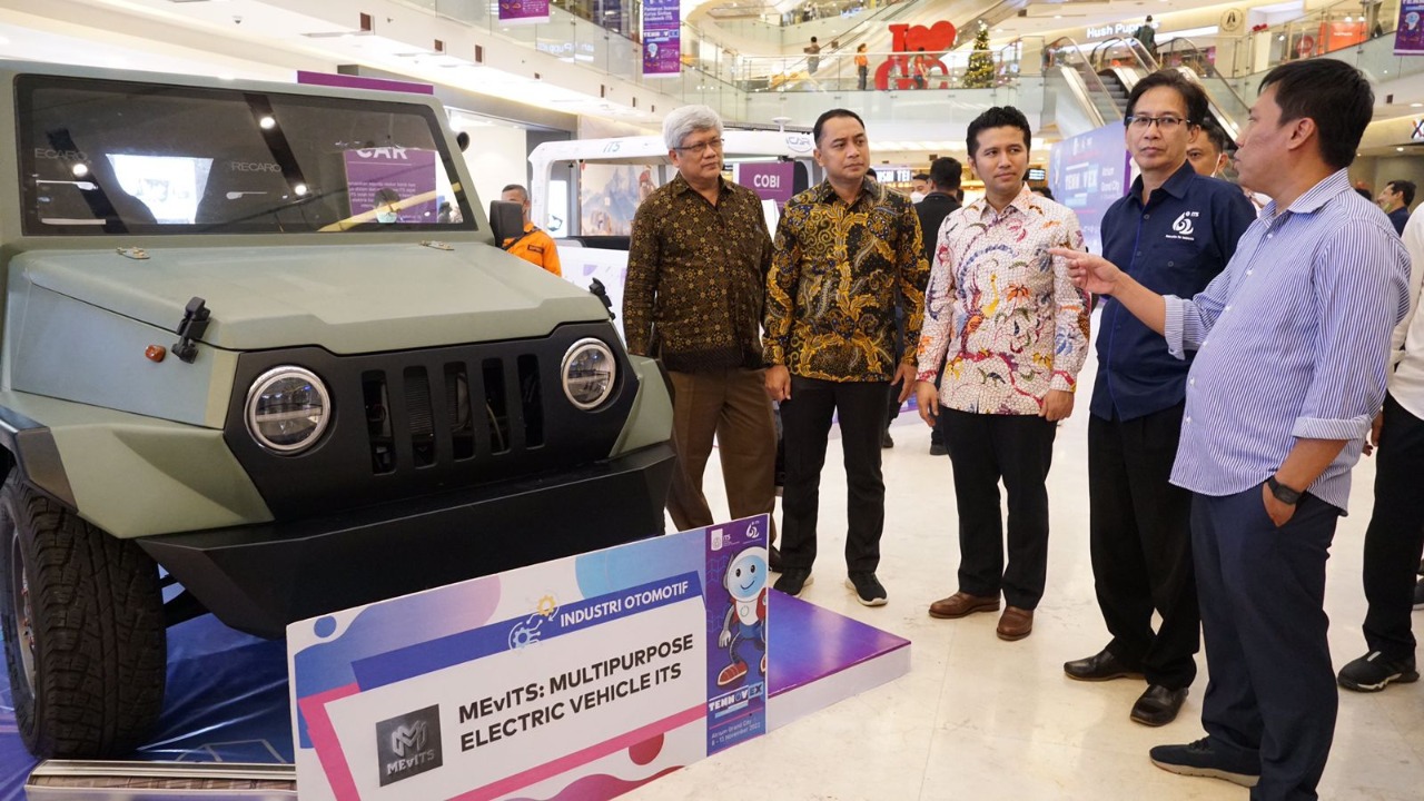 Rektor ITS mendampingi Wakil Gubernur Jawa Timur dan Wali Kota Surabaya mengunjungi salah satu booth inovasi terbaru ITS berupa mobil listrik multifungsi MEvITS