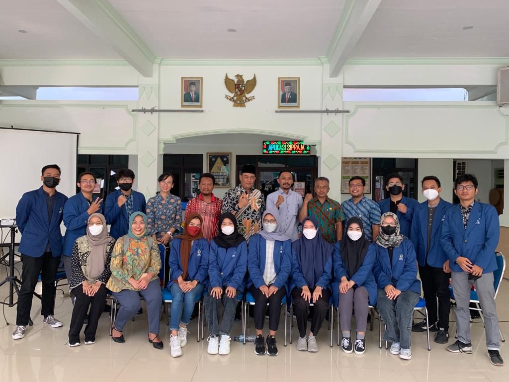 Tim KKN Tematik Infrastruktur ITS bersama Perangkat Desa Banjarkemuning usai melakukan kunjungan dan diskusi bersama