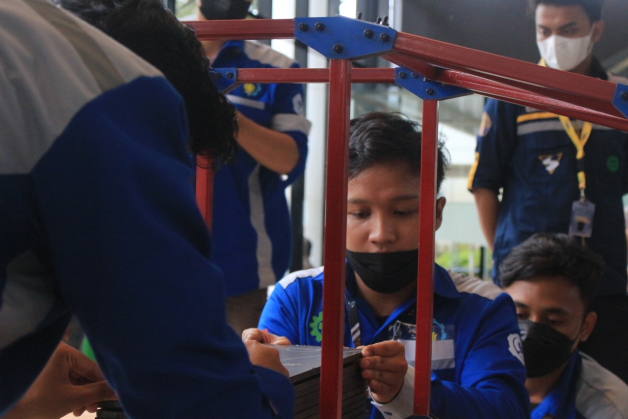 Sunu Juan Arismunandar dari tim Instict ITS saat menaruh beban di Jembatan Balawan rancangan timnya