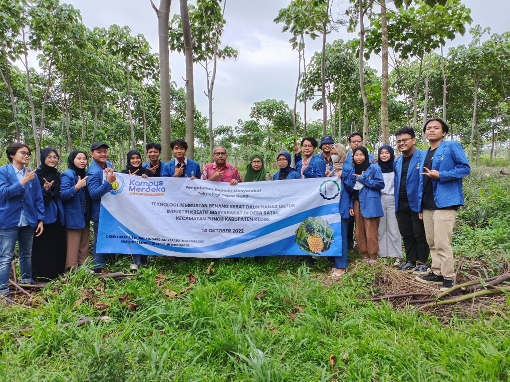 Prof Dr Ir Soeprijanto MSc (tengah berbatik merah) bersama tim KKN Abmas ITS ketika meninjau lokasi perkebunan nanas di Desa Satak, Kecamatan Puncu, Kabupaten Kediri