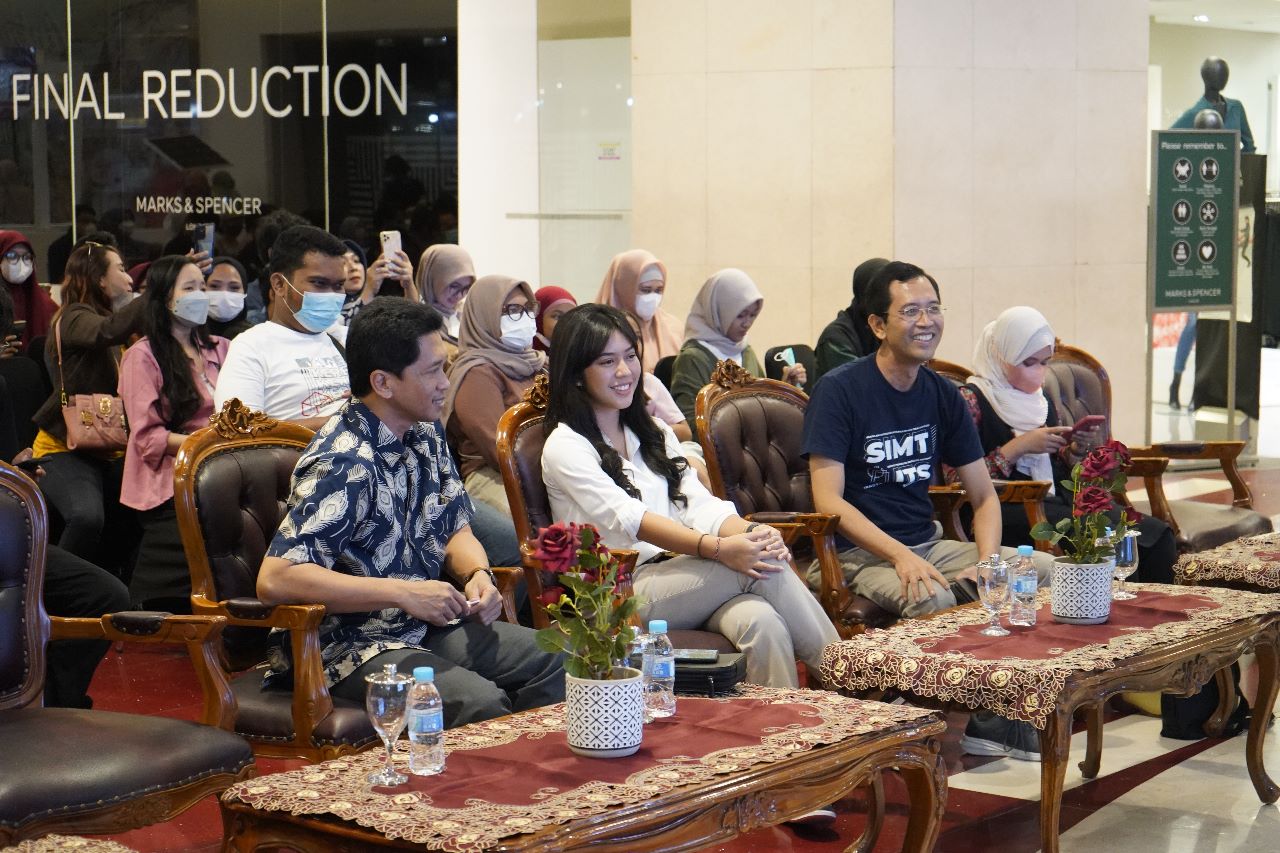 (dari kiri depan) Wakil Rektor IV ITS Bambang Pramujati ST MScEng PhD, Fay Nabila, dan Prof Ir I Nyoman Pujawan MEng PhD CSCP saat nonton bareng penayangan perdana film pendek Perjuangan Siti di Atrium Grand City Mall Surabaya