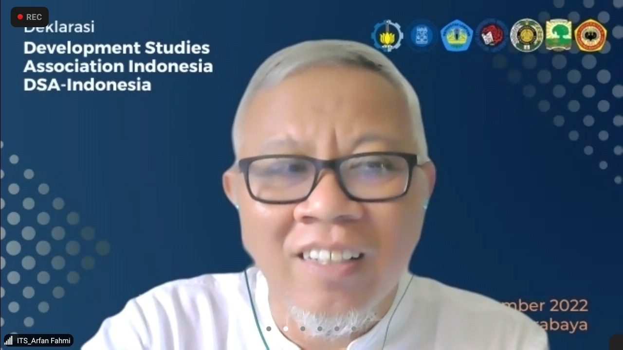 Ketua Development Studies Association - Indonesia (DSA-Indonesia) yang juga Kepala Departemen Studi Pembangunan ITS Dr Arfan Fahmi SS MPd, saat membuka acara deklarasi secara virtual