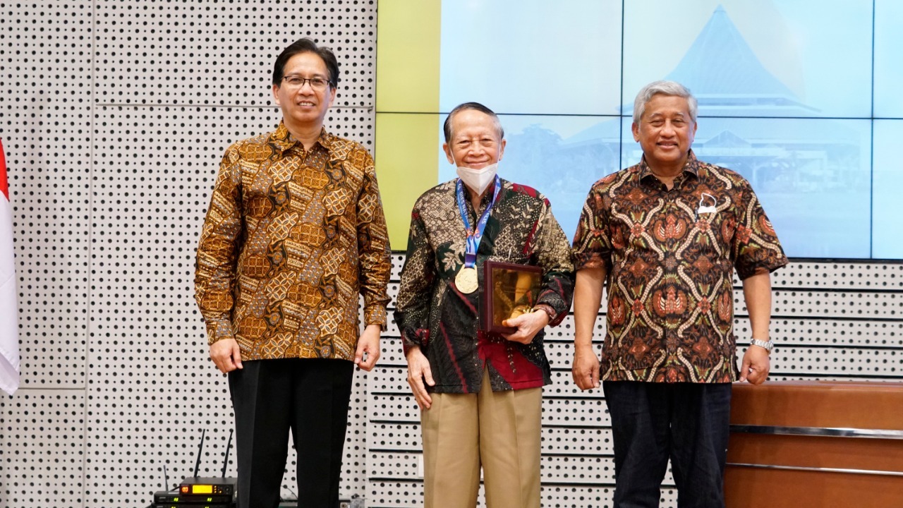 Rektor ITS Prof Dr Ir Mochamad Ashari MEng dan Ketua Majelis Wali Amanat ITS Prof Dr Ir Mohammad Nuh DEA bersama mantan Rektor ITS Ir Harjono Sigit Bachroensalam (tengah)