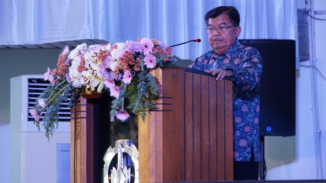 Wakil Presiden RI ke-10 dan ke-12 Dr (HC) Drs Muhammad Jusuf Kalla menyampaikan orasi ilmiah pada Puncak Dies Natalis ke-62 ITS di Graha Sepuluh Nopember ITS