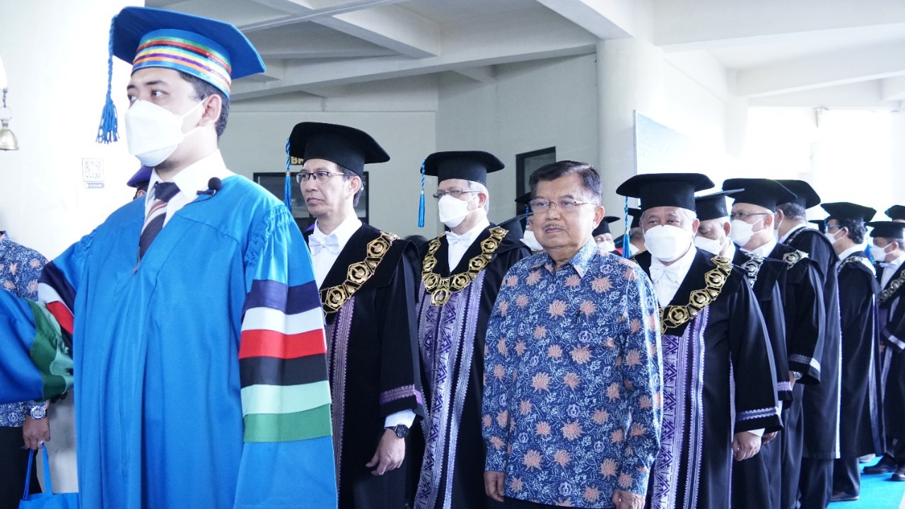 Dr (HC) Drs Muhammad Jusuf Kalla (berbatik ITS) mengikuti barisan prosesi untuk seremonial Puncak Dies Natalis ke-62 ITS