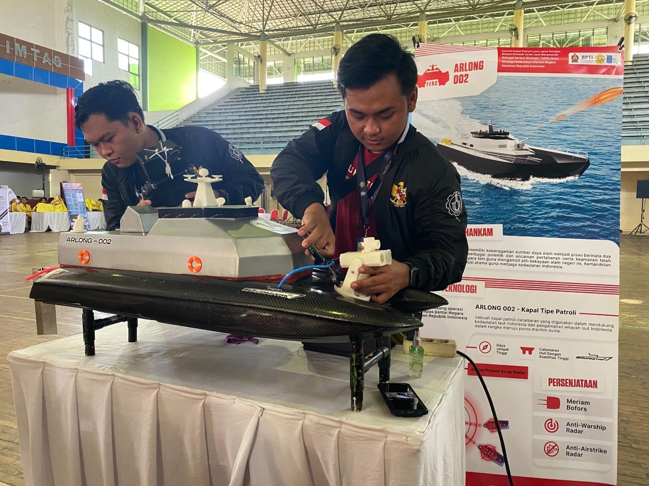 Anggota Tim Barunastra ITS saat mempersiapkan kapal Arlong-002 sebelum bertanding di subkategori Kapal Patroli Catamaran dengan Daya fuel Engine Remote Control (FERC) di KKCTBN 2022