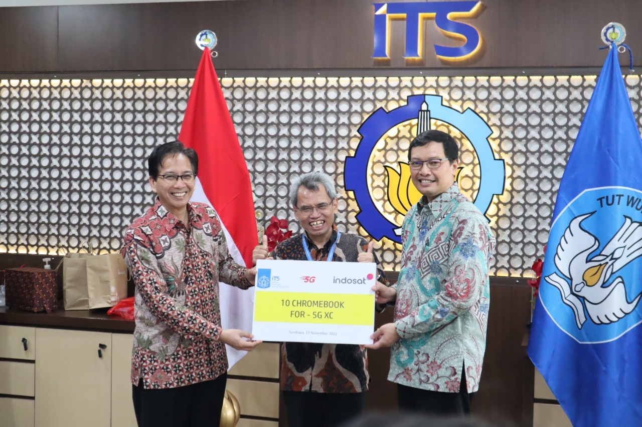 (from left) ITS Chancellor Prof Dr Ir Mochamad Ashari MEng IPU AEng and ITS ICT-Robotics Cluster Manager Dr Ir Endroyono DEA, and CBO Indosat Bayu Hanantasena during the symbolic handover of laptop grants