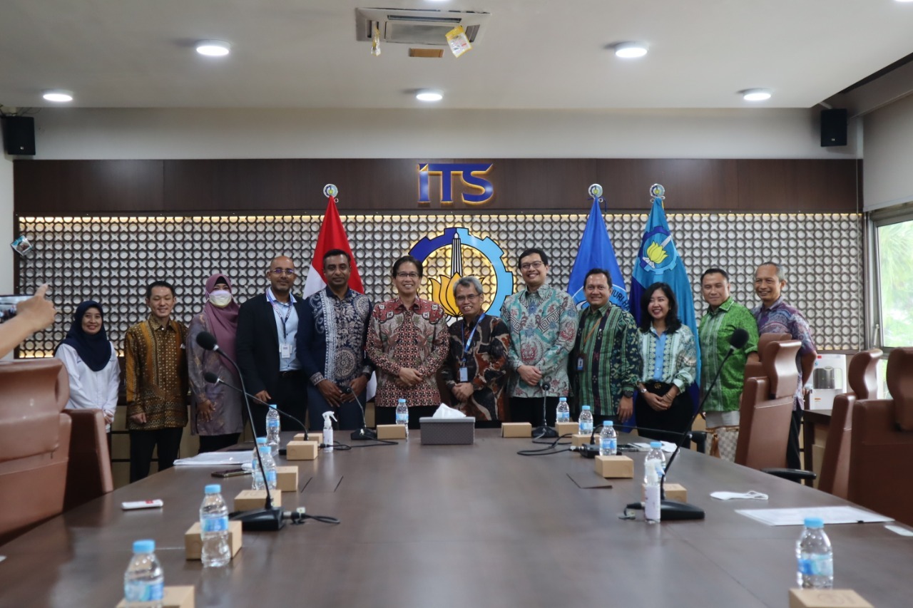ITS leadership ranks with representatives from Nokia Indonesia, Indosat, and R&S Indonesia after signing the MoU at the ITS Rectorate Building