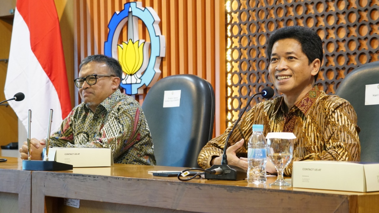 Wakil Rektor IV ITS Bambang Pramujati ST MSc Eng PhD (kanan) dan Direktur Operasi Sumber Daya Kementerian Komunikasi dan Informatika (Kemenkominfo) RI Dr Dwi Handoko MEng