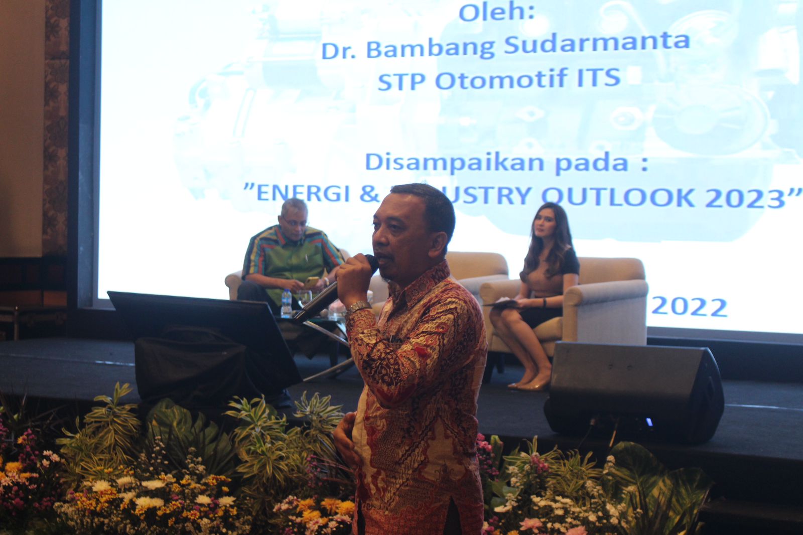 Pemaparan materi yang disampaikan oleh Dr Bambang Sudarmanta ST MT dengan tema peran energi pada bidang otomotif