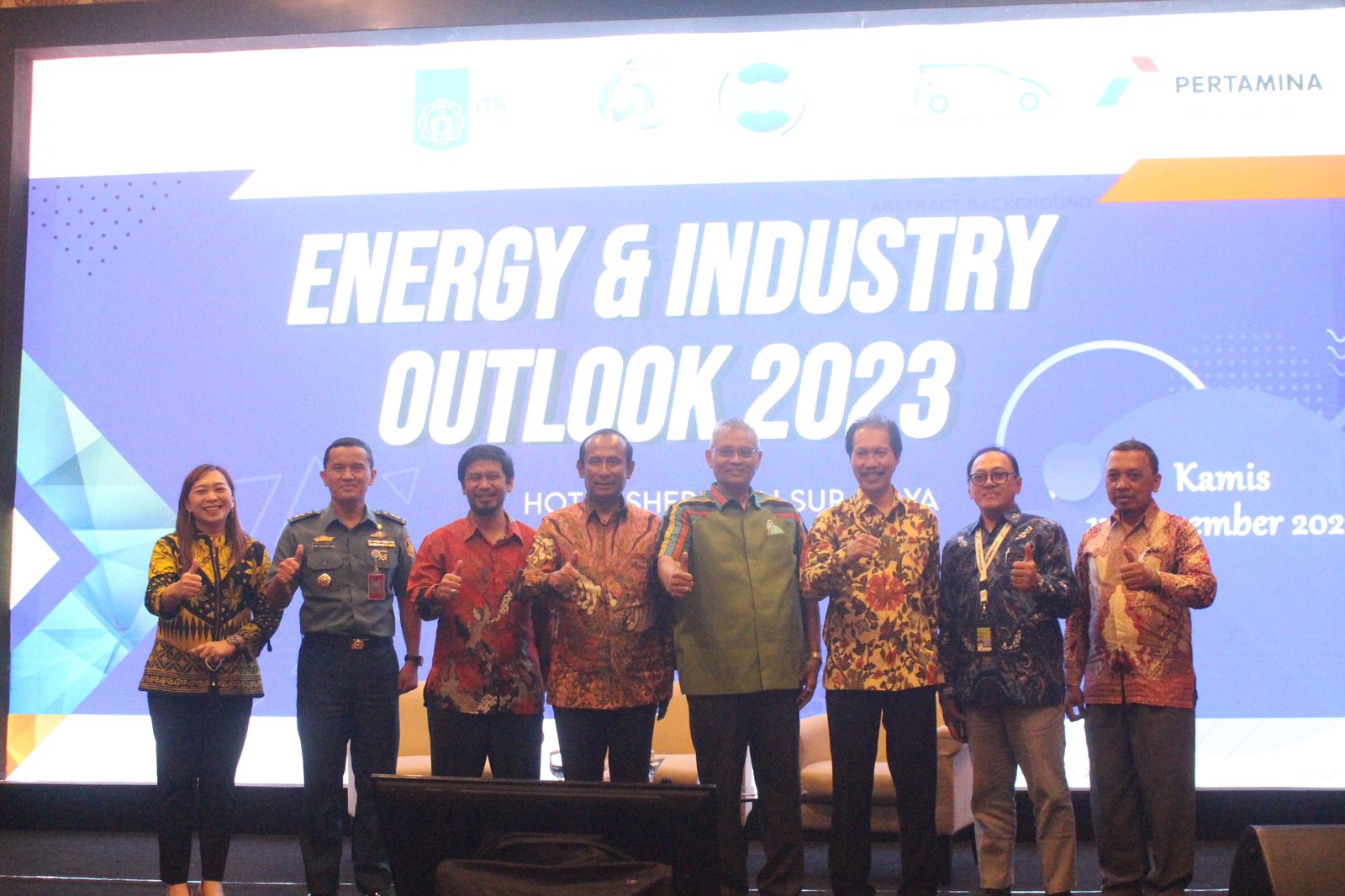 Sesi foto bersama para perwakilan akademisi, pemerintahan, dan pebisnis di Energy & Industry Outlook 2023