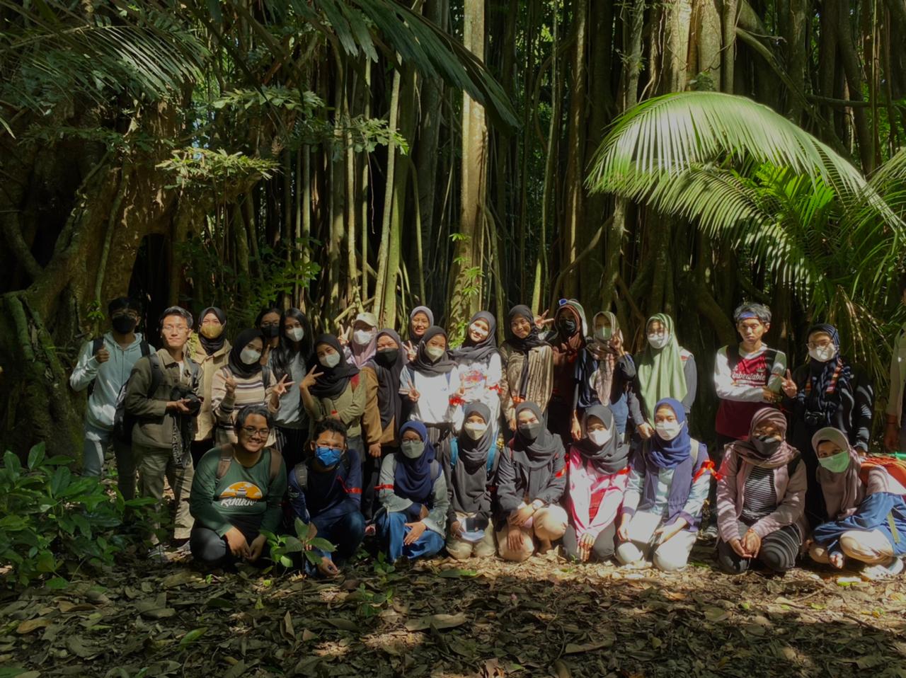 Tim KKN-PM ITS usai melaksanakan survei dan pendataan flora yang berada di kawasan Hutan Sumber Pawon, Kediri