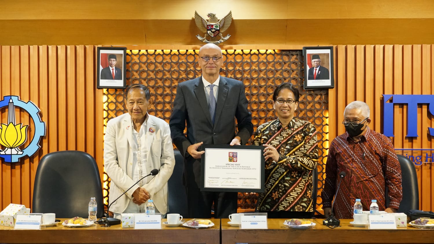 Usai penandatanganan plakat kunjungan kerja spesial oleh Kedubes Republik Ceko dan ITS yang didampingi oleh masing-masing jajaran instansi