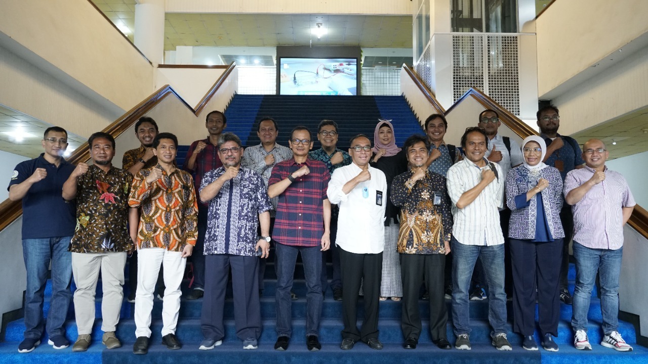 Plt Dirjen Prof Ir Nizam MSc DIC PhD IPU ASEAN Eng (tengah berkemeja kotak-kotak) bersama jajaran pimpinan ITS, PT INKA, dan tim peneliti Bus Listrik Merah Putih di Gedung Rektorat ITS