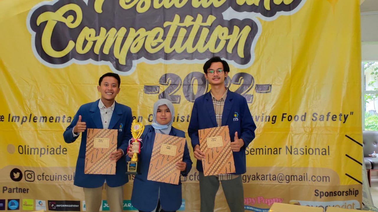 (dari kiri) Rafly Zaka Rulloh, Alfinda Aurell Salsabila, dan Wiji Dharma Aditya dari Departemen Teknik Instrumentasi ITS saat berhasil raih juara I lomba esai di Yogyakarta