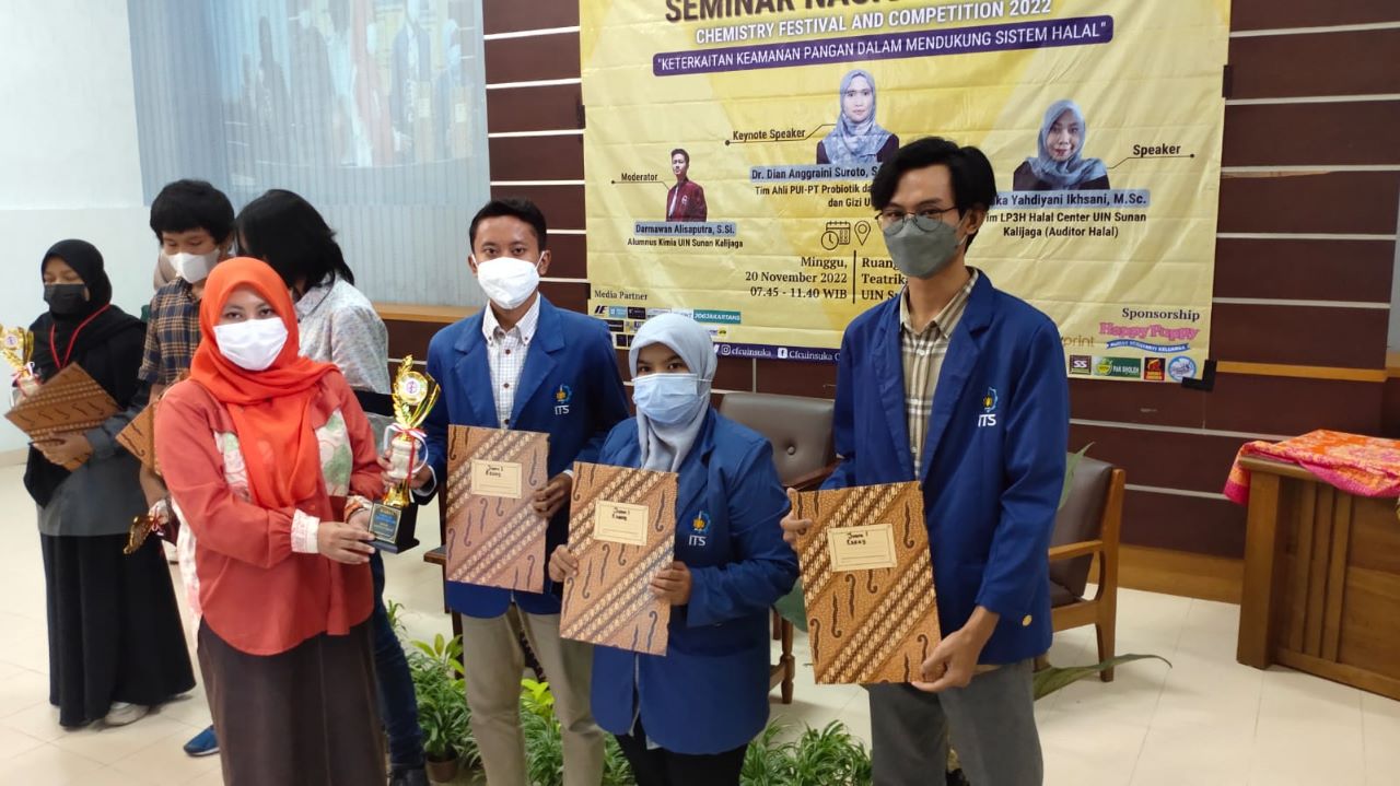 Tim mahasiswa ITS saat menerima trofi juara I Lomba Esai Chemistry Festival and Competition di Yogyakarta