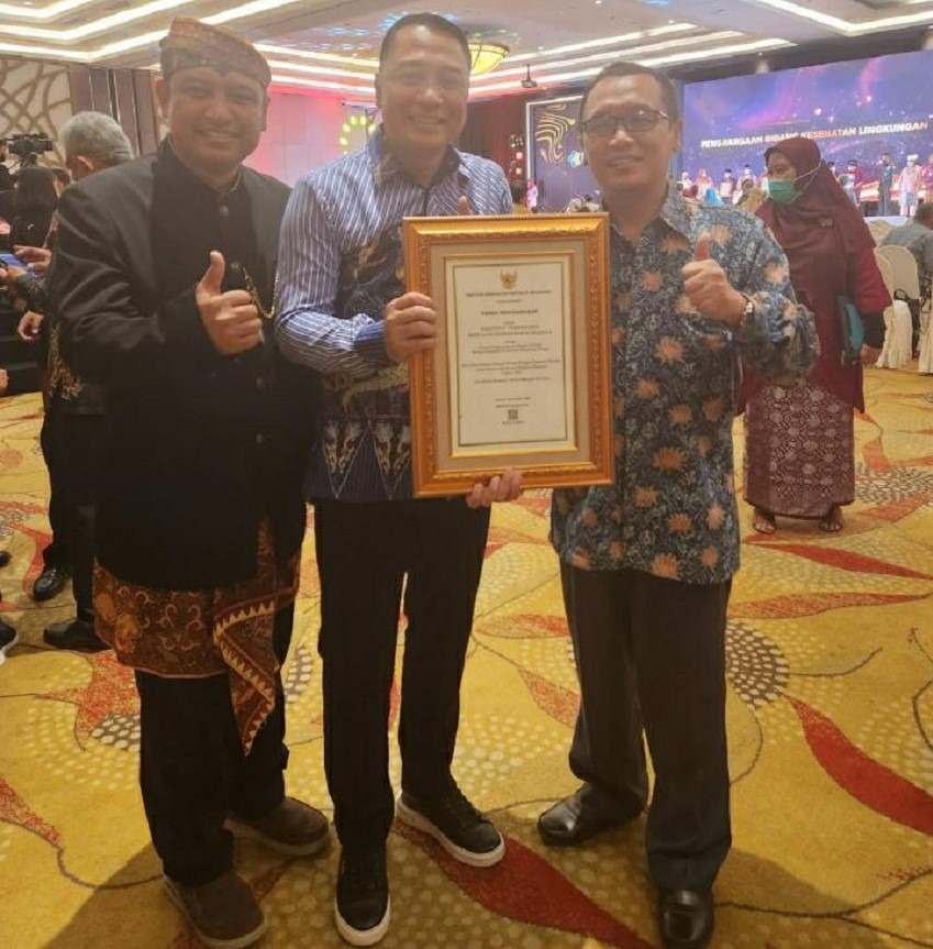 (dari kiri) Direktur KPU ITS Tri Joko Wahyu Adi ST MT PhD bareng Wali Kota Surabaya Eri Cahyadi dan Kepala UPT Fasilitas Umum ITS Nugroho Priyo Negoro ST ME MT usai terima penghargaan Zona KHAS di Jakarta