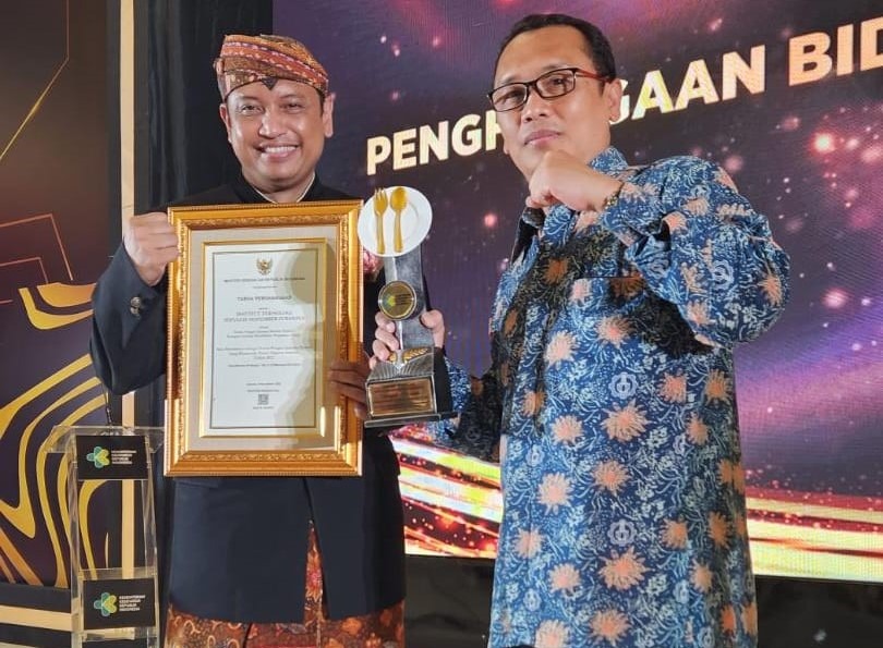 (dari kiri) Direktur KPU ITS Tri Joko Wahyu Adi ST MT PhD dan Kepala UPT Fasilitas Umum ITS Nugroho Priyo Negoro ST ME MT menunjukkan penghargaan Zona KHAS di Jakarta