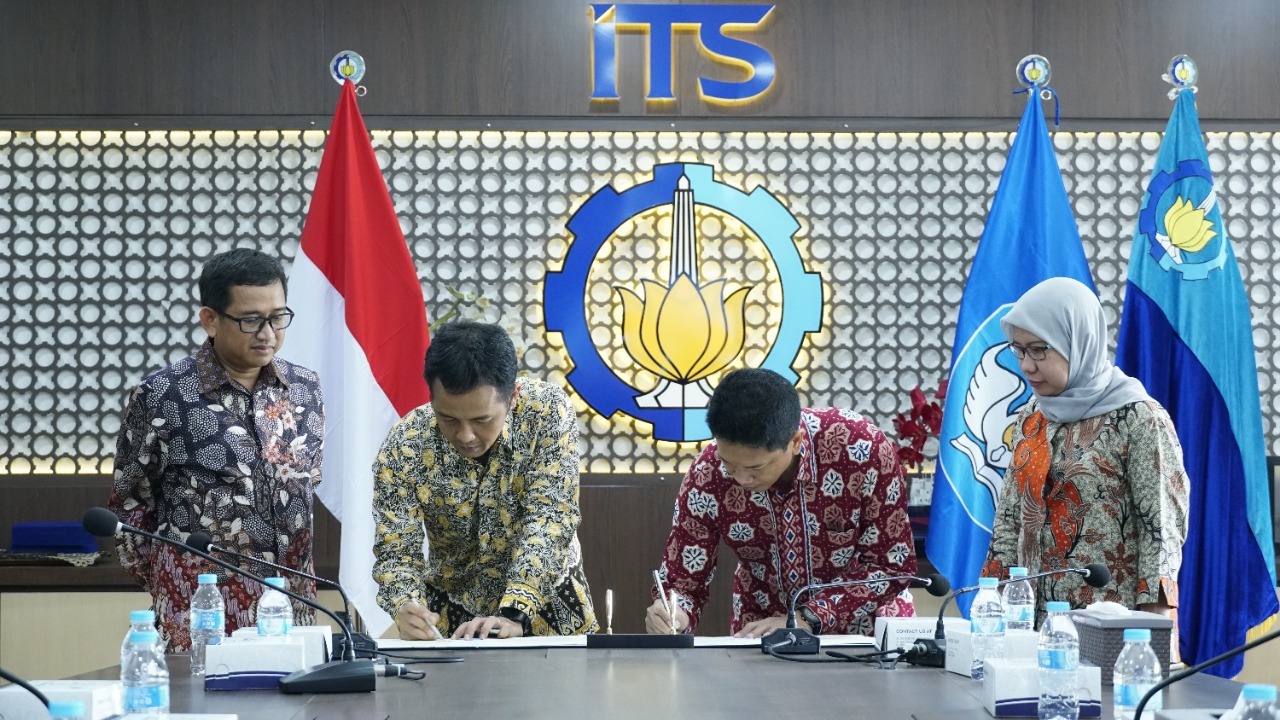 Penandatanganan MoU oleh Wakil Rektor IV ITS Bambang Pramujati ST MScEng PhD (dua dari kanan) dan Direktur Pengembangan Bisnis & HCM PT PP Properti Fajar Saiful Bahri (dua dari kiri)