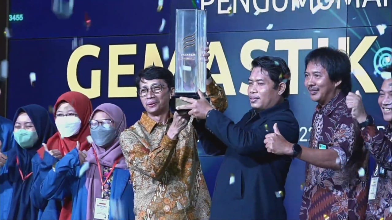 Penyerahan piala Samakbya Padhesa Widya kepada ITS sebagai Juara Umum Gemastik XV yang diwakili oleh Direktur Kemahasiswaan ITS Dr Imam Abadi ST MT (berjas hitam)