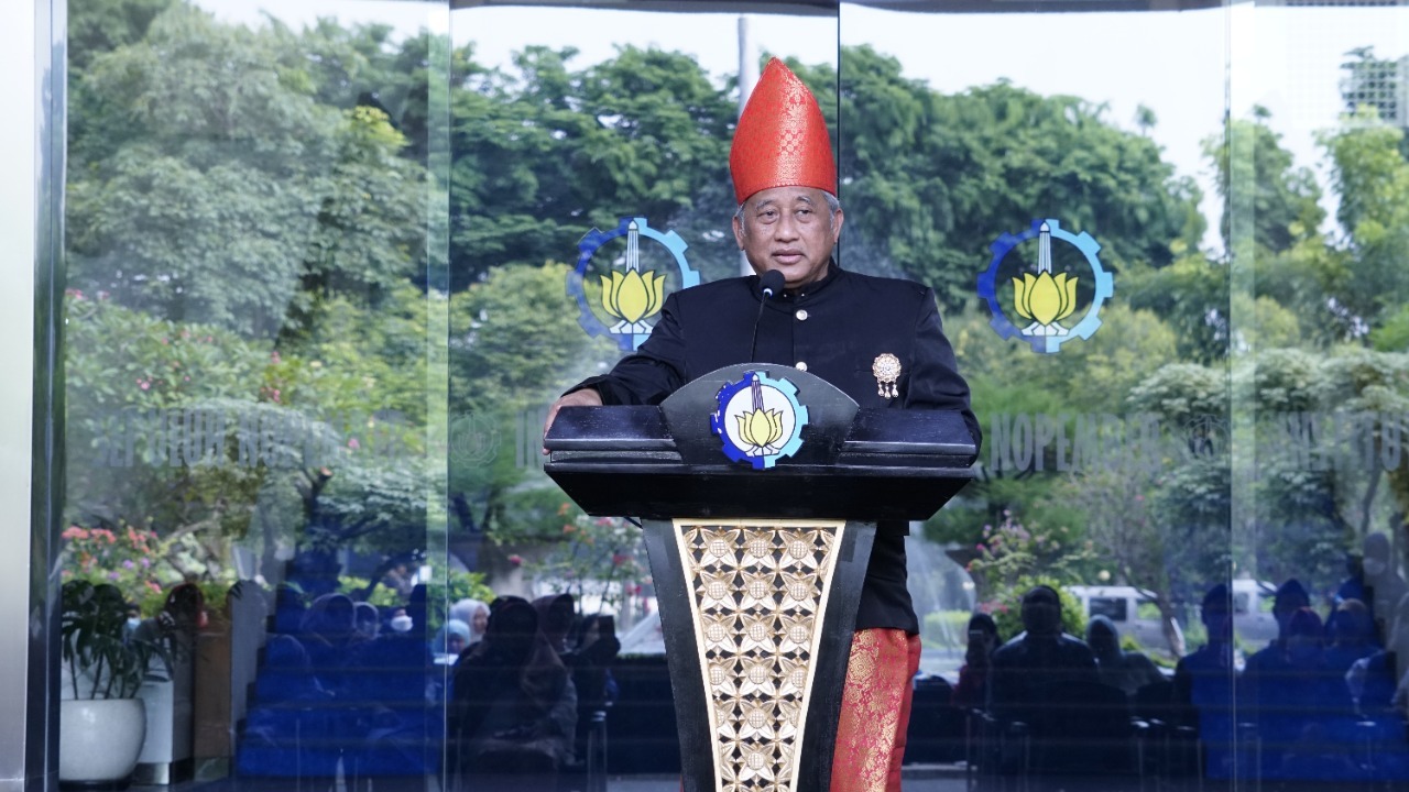 Ketua Majelis Wali Amanat (MWA) ITS Prof Dr Ir Mohammad Nuh DEA saat memberikan sambutan dalam acara penyerahan beasiswa dan peresmian Prasasti Dana Abadi ITS