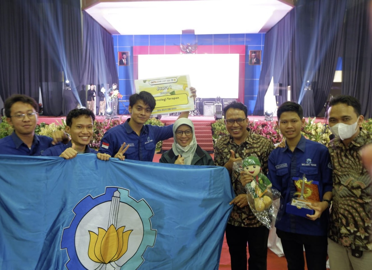 Tim INCRANE ITS yang berhasil menorehkan diri sebagai Juara I pada bidang lomba Teknologi Terapan di KMI Expo XIII Tahun 2022