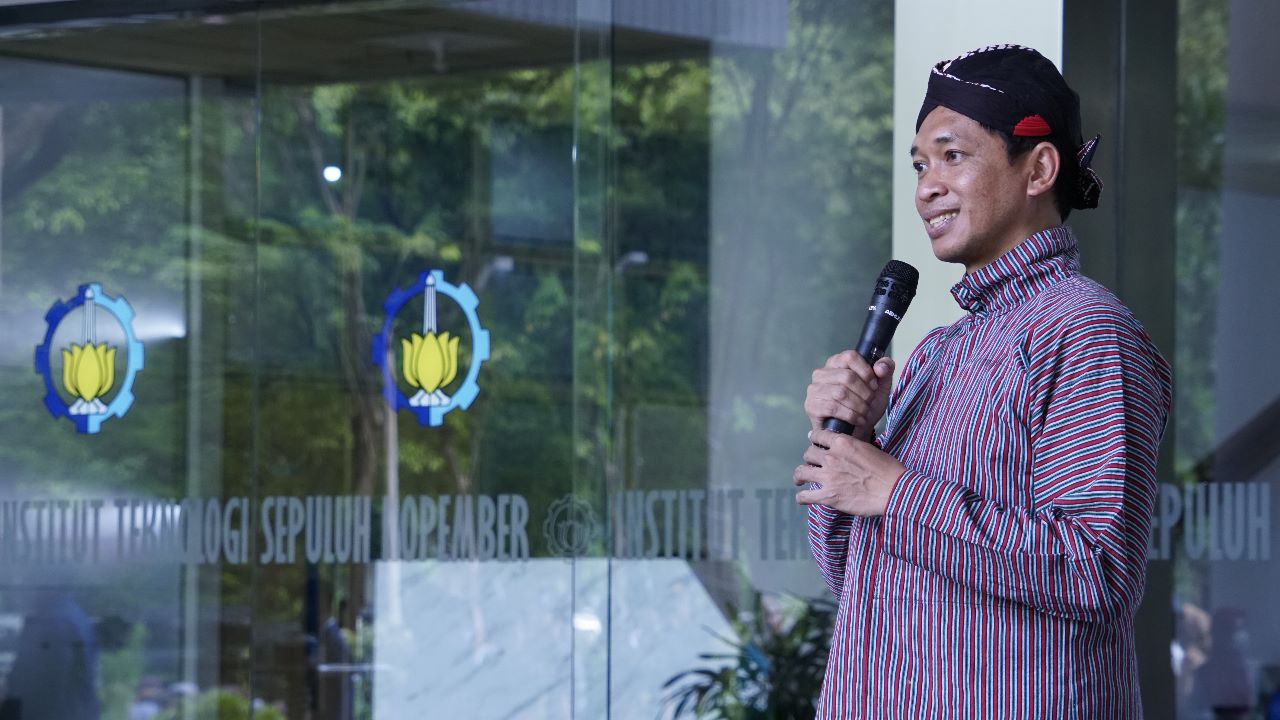 Wakil Rektor IV ITS Bambang Pramujati ST MSc Eng PhD saat menyampaikan laporan pengembangan Dana Abadi ITS