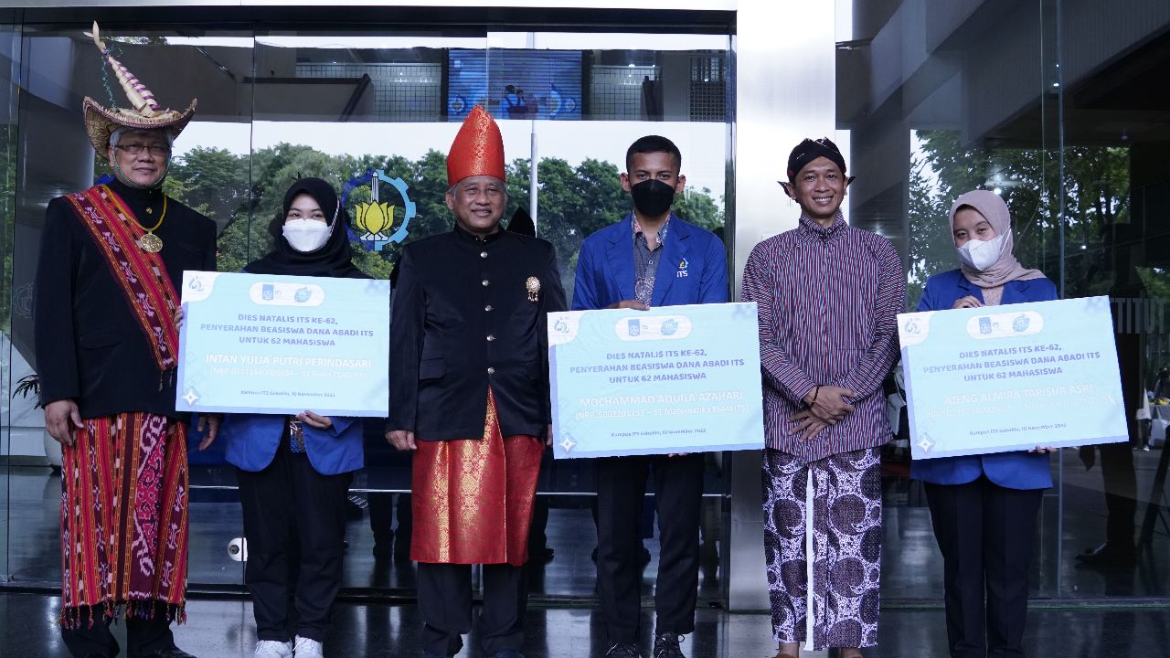 Penyerahan beasiswa secara simbolis dari ITS kepada tiga perwakilan mahasiswa