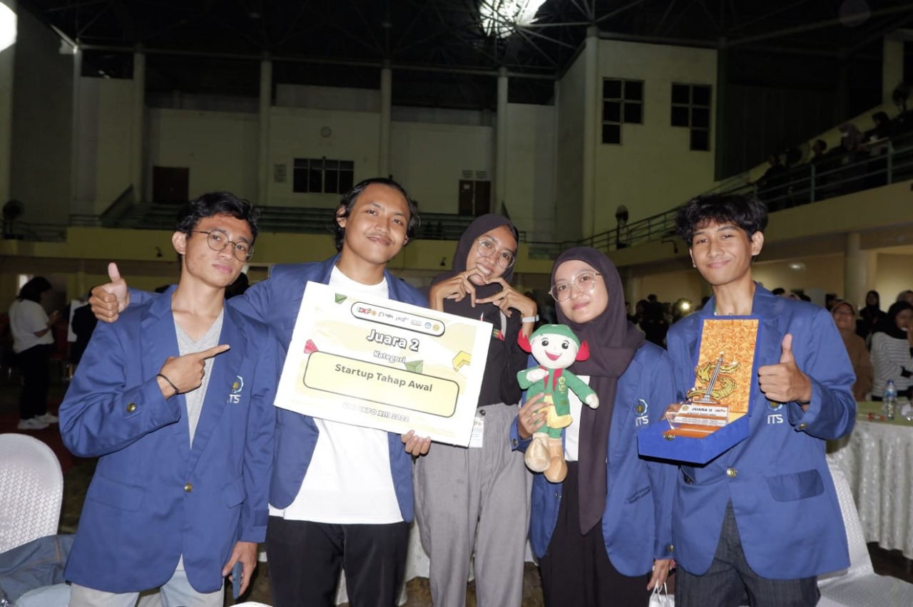 Tim Alpha Academy ITS yang berhasil mendapatkan Juara II pada bidang lomba Startup Tahap Awal di ajang KMI Expo XIII Tahun 2022