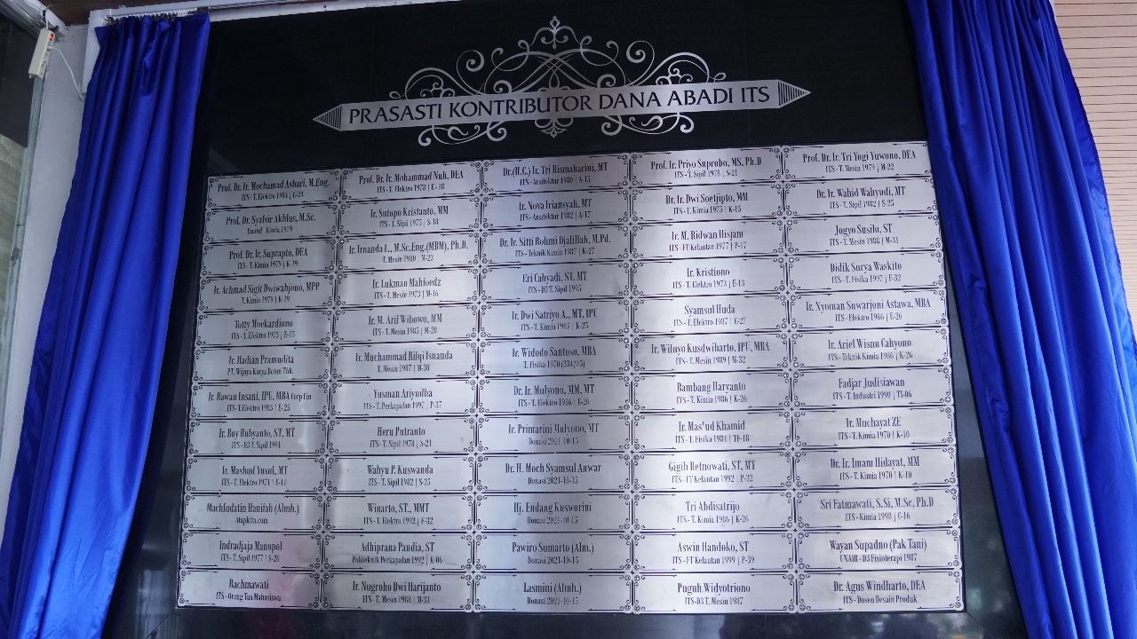 Salah satu bagian dari Prasasti Dana Abadi ITS yang terpajang di fasade depan Gedung Rektorat ITS