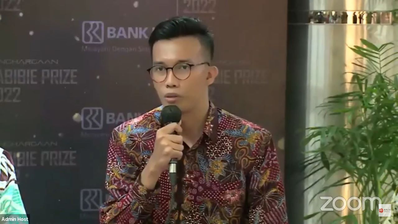 Dosen ITS Naufan Noordyanto SSn MSn ketika memberikan keterangannya pada sesi jumpa pers bersama media dalam acara penganugerahan Habibie Prize Tahun 2022