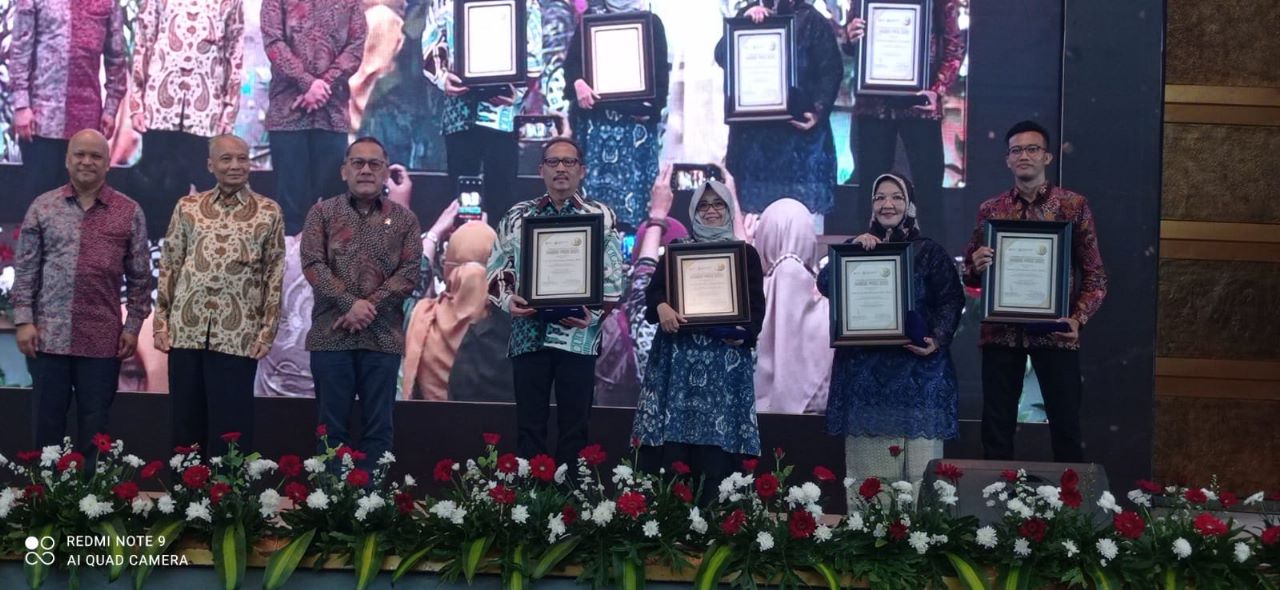 Naufan Noordyanto SSn MSn foto bersama dengan para penerima penghargaan Habibie Prize Tahun 2022