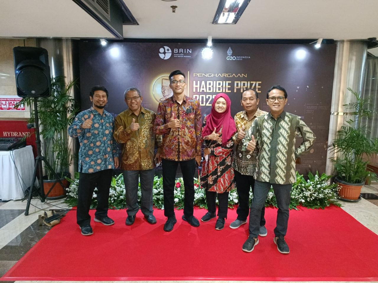 Naufan Noordyanto SSn MSn (tengah) bersama jajaran pimpinan ITS yang hadir dalam acara penganugerahan Habibie Prize Tahun 2022