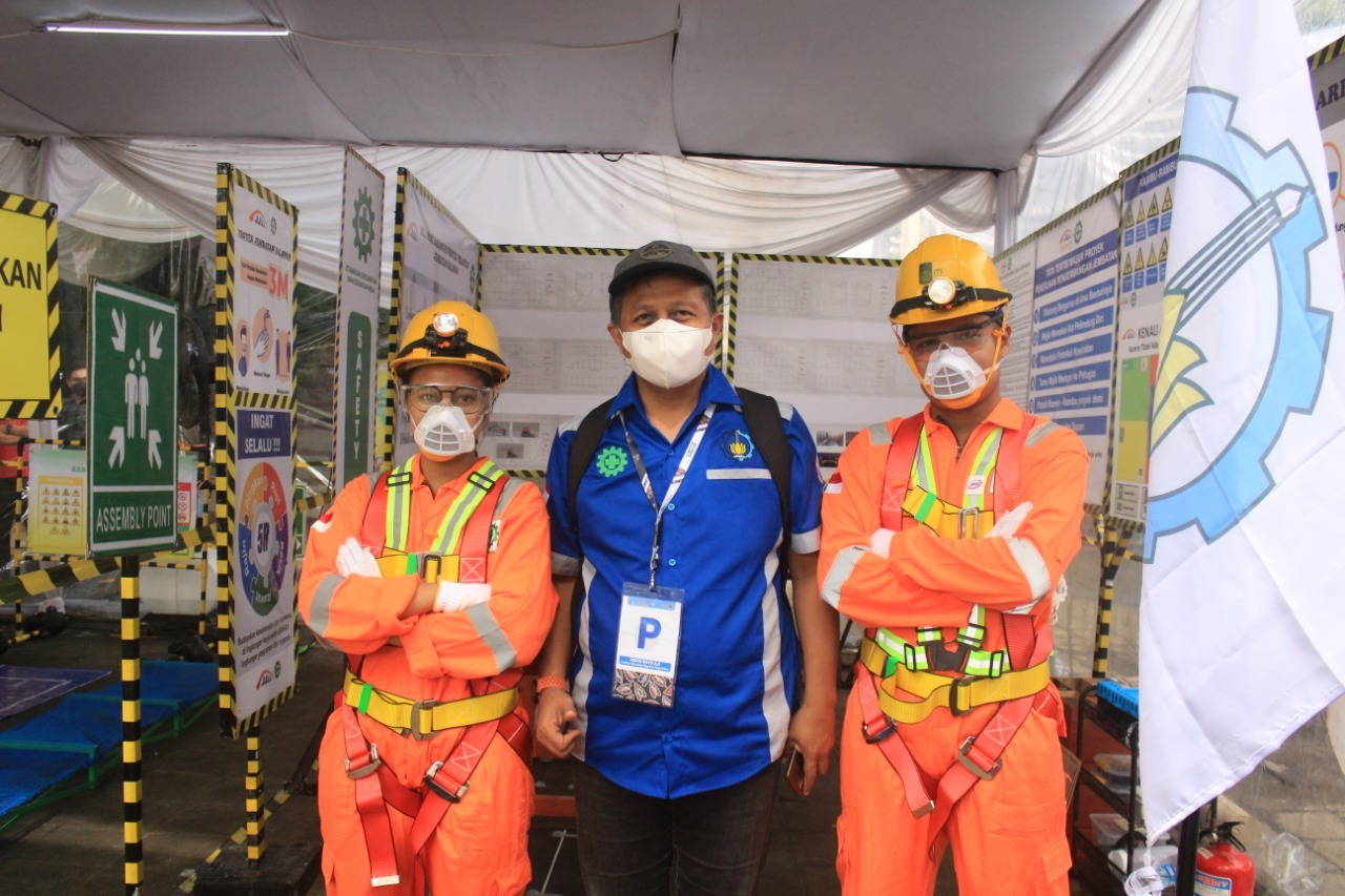 (dari kiri) Renata Isnawati, Prof Ir Ridho Bayuaji ST MT PhD IPM ASEAN Eng, dan Sunu Juan Arismunandar saat bersiap merakit Jembatan Balawan di ajang KJI XVII