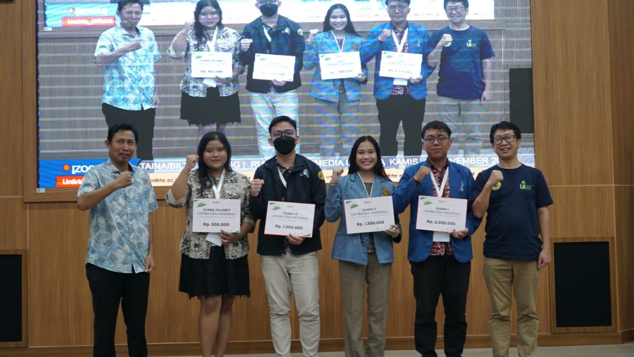 Muzaki Kurnianto (dua dari kanan), mahasiswa Departemen Teknik Lingkungan ITS yang berhasil meraih juara Esai Terbaik di ajang The 2nd National Student Leaders on Sustainability Meeting (NSLSM) 2022